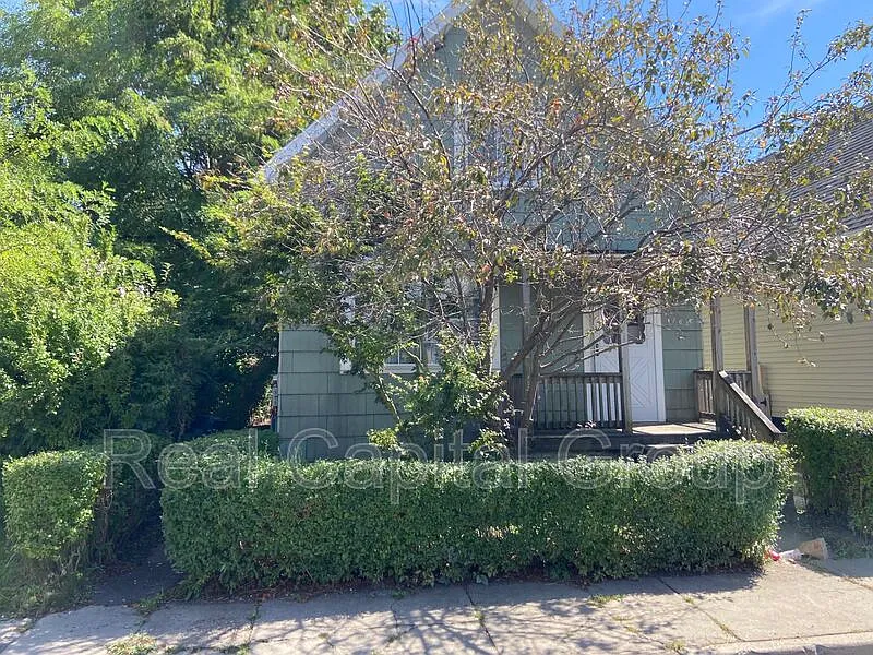 3 bed, 1.0 bath, 1391 sqft, $1,495 — Photo 2