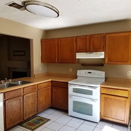 3 bed, 1309 sqft, $1,395 — Photo 4