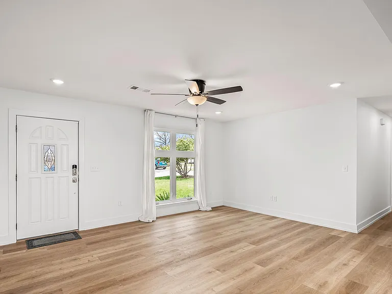 906 SE G St — Photo 5