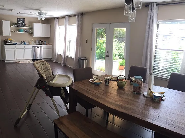 Dining/Kitchen area
