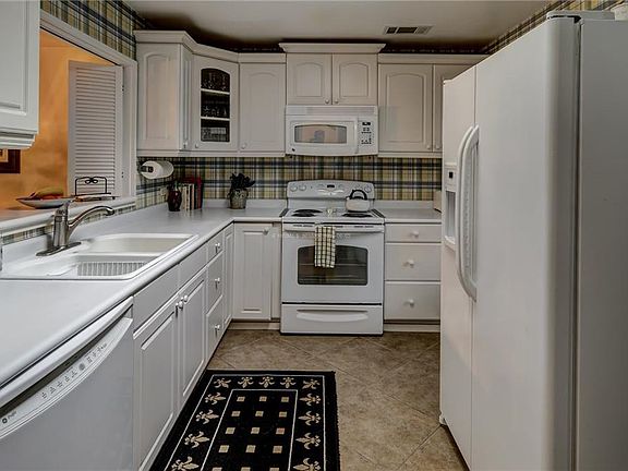 3rd image of 45 Queens Folly Rd APT 577