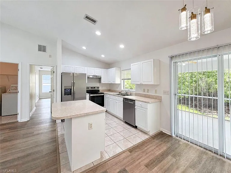 1407 W 10th St — Photo 3