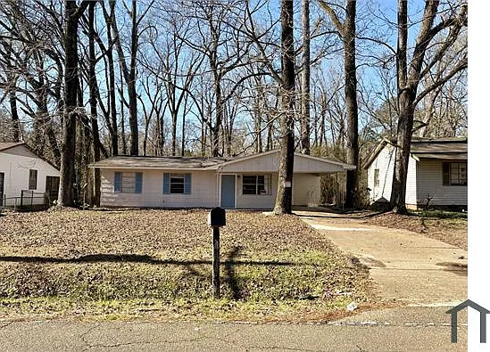 3 bed, $1,300 — Photo 1