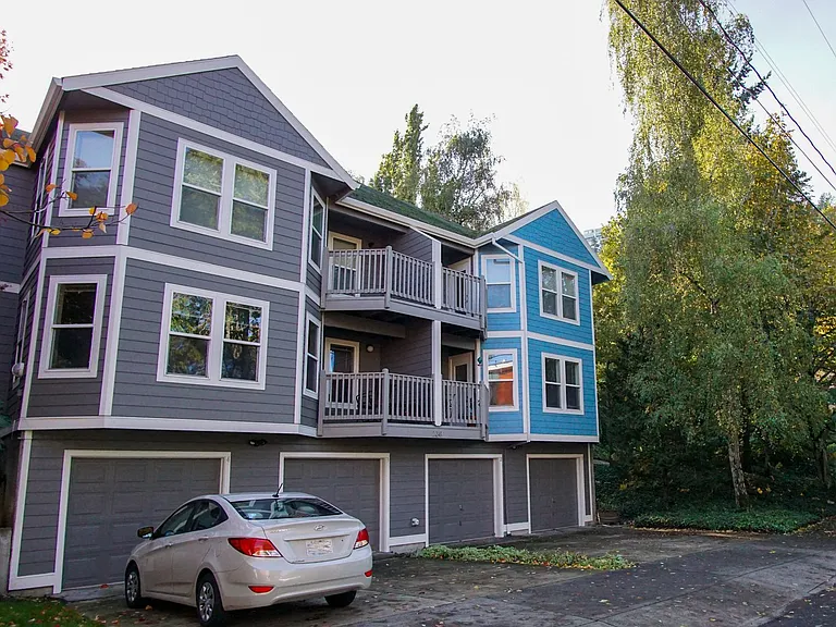 245 SW Hooker St #7 — Photo 2