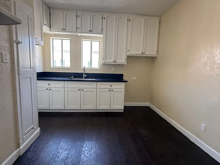2225 Michigan Ave — Photo 5