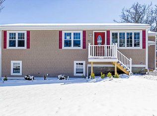 30 Levesque St, Warwick, RI 02886