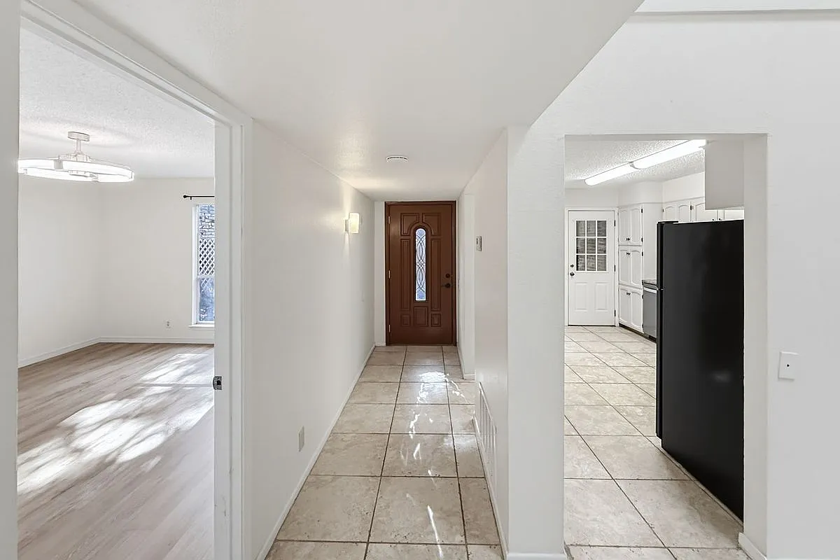 3 bed, 2.5 bath, 1996 sqft, $2,200 — Photo 4