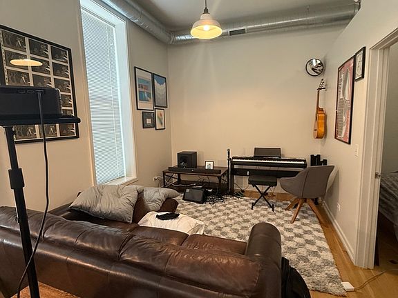 4th image of 1422 N Milwaukee Ave #206