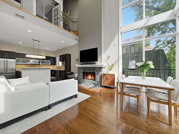 5th image of 2062 N Leavitt St #2
