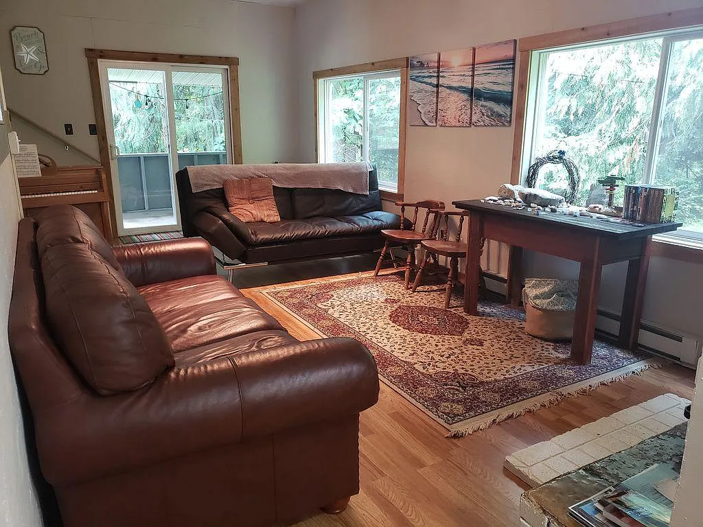 4 bed, 2.5 bath, 3000 sqft, $2,400 — Photo 4