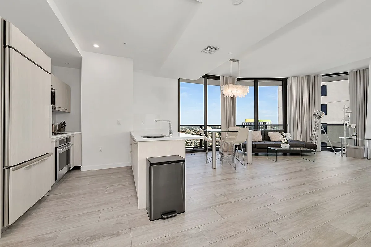 Building Photo - 55 SW 9th St #4208