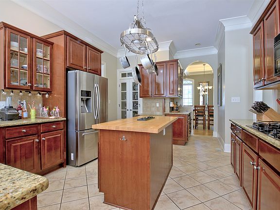 5th image of 60 Glistening Glen Ct