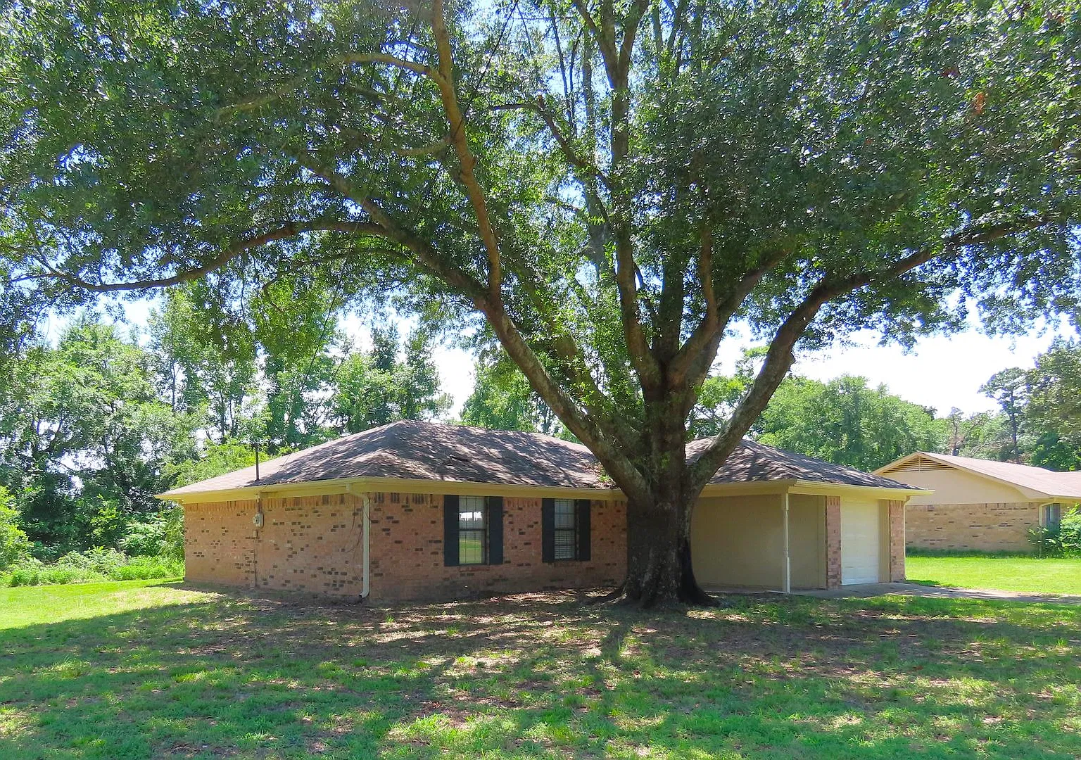 Whitehouse ISD! Charming 3 Bedroom, 2 Bath House w/Garage — Photo 3