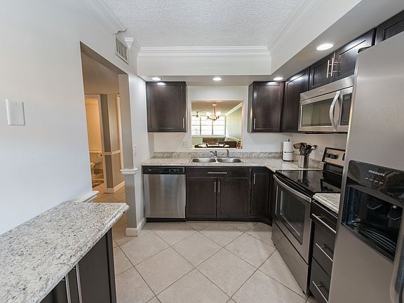 3rd image of 2805 SW 22nd Ave #2070