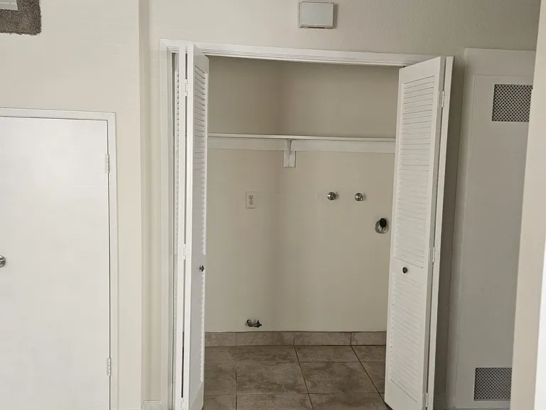 14616 Eastwood Ave #7 — Photo 2