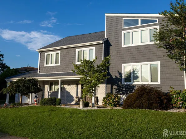 18 Robinhood Dr, Parlin, NJ 08859