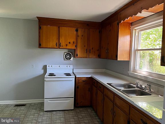5th image of 1020 Julian Dr