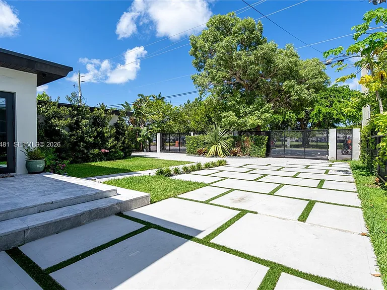 7850 Hawthorne Ave — Photo 6