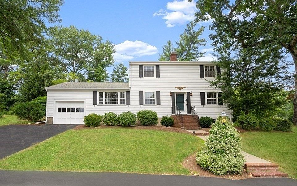 1st image of 32 Nottingham Dr