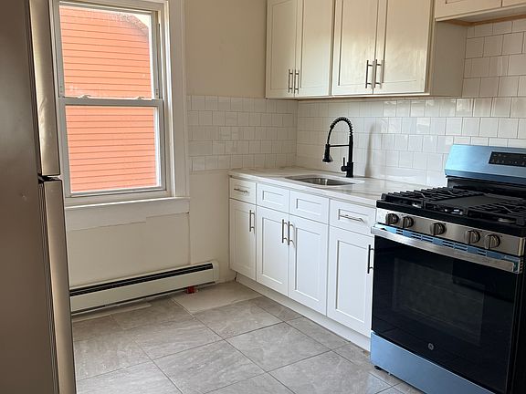 5th image of 207-209 Hansbury Ave #3