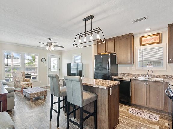 3rd image of 121 Sandhill Boulevard