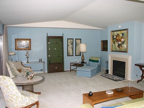 Fireplace w/ gas logs