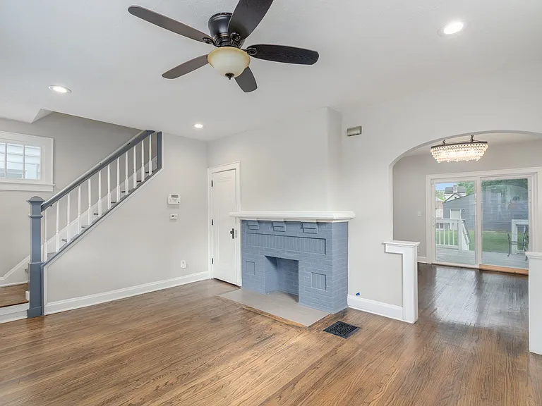 556 Siebert St — Photo 4