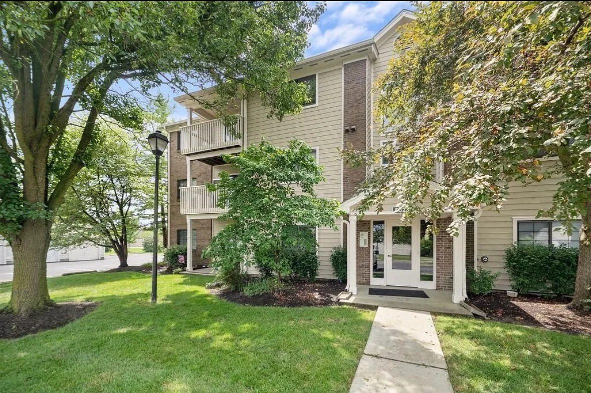 2 bed, 1093 sqft, $1,300 — Photo 1