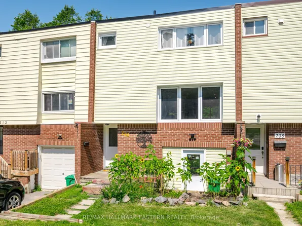 210 Maxwell Ave, Peterborough, ON K9J 1B5