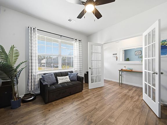 3rd image of 833 Marigold Ln