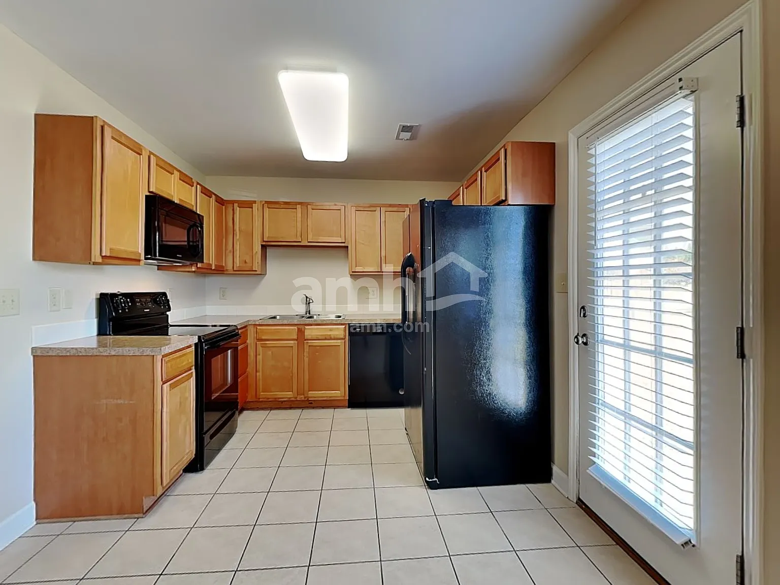 4 bed, 2.5 bath, 1604 sqft, $2,000 — Photo 3