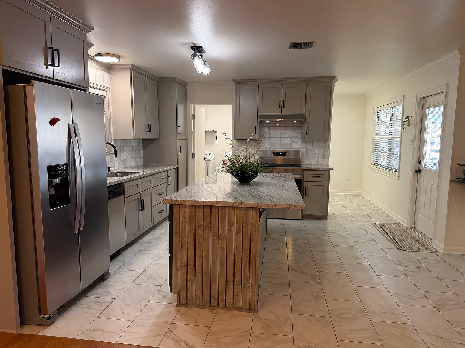 3 bed, 2103 sqft, $2,350 — Photo 2