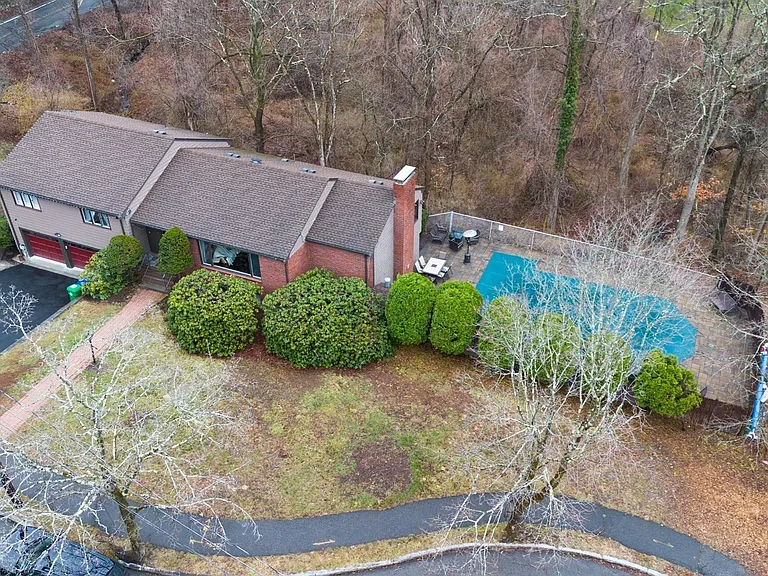 10 Stonewood Dr — Photo 26