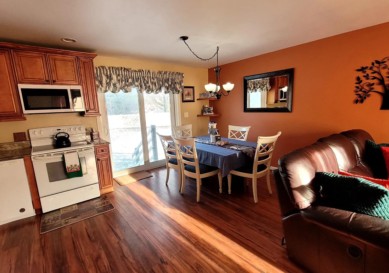 3 bed, 1.0 bath, 948 sqft, $2,600 — Photo 3