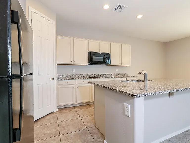 6114 S 30th Ln — Photo 7