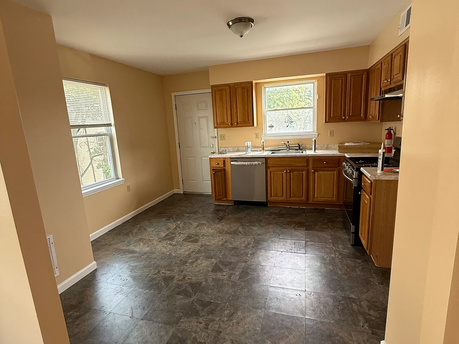 3 bed, 1.5 bath, $2,800 — Photo 4