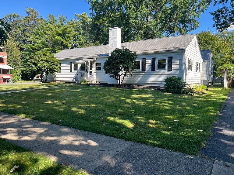220 Ridge Ave — Photo 2