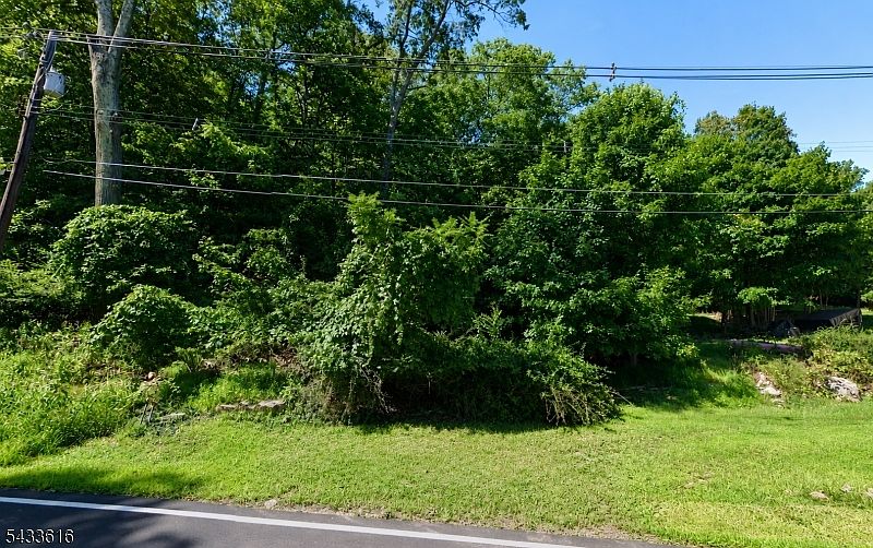 2nd image of 318 Lakeside Blvd