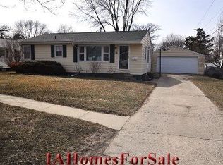 116 10th Ave, Hiawatha, IA 52233