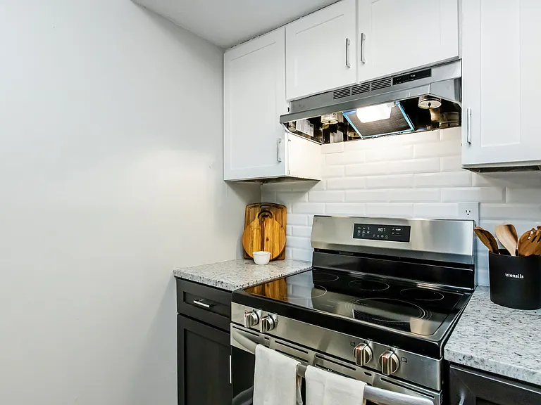 Silverstone Apartments — Photo 10