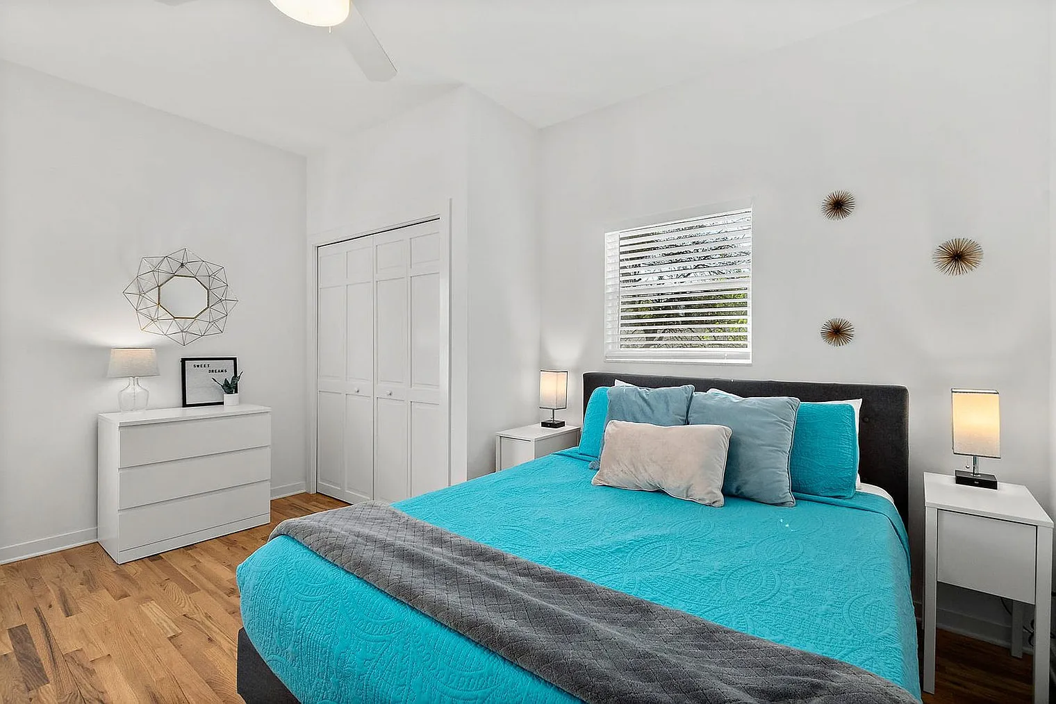 1 bed, 1.0 bath, 893 sqft, $1,982 — Photo 3
