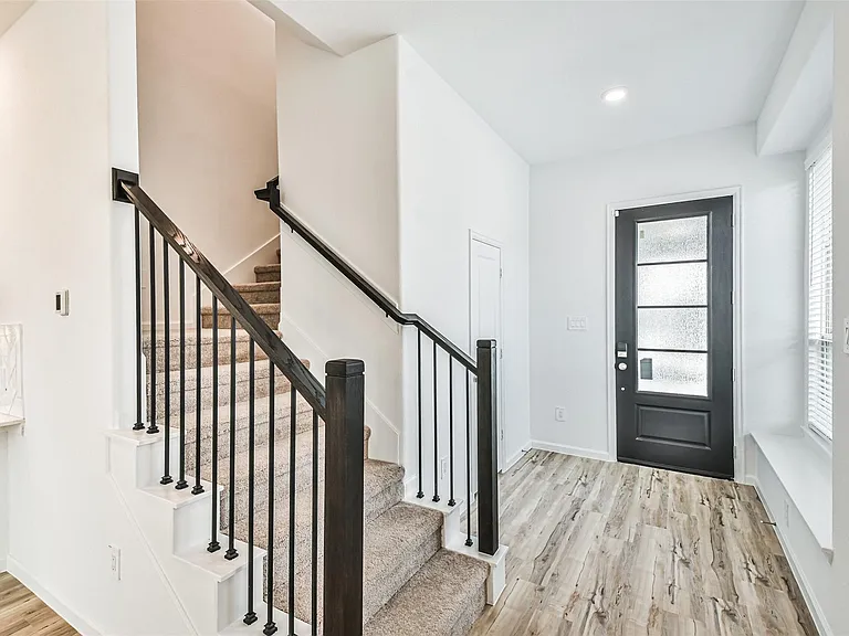 678 Royal Arch — Photo 18