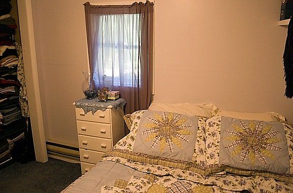 bedroom-queen size bed 