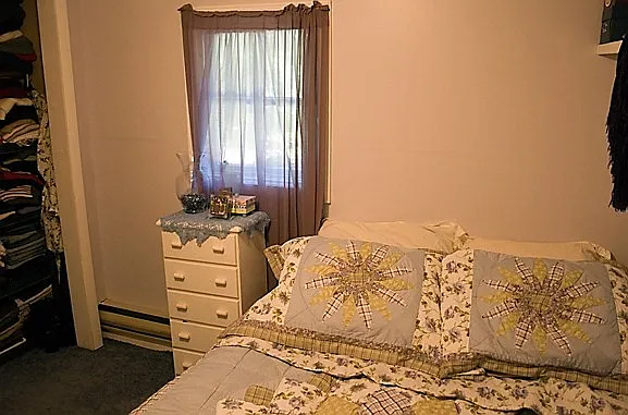 bedroom-queen size bed 