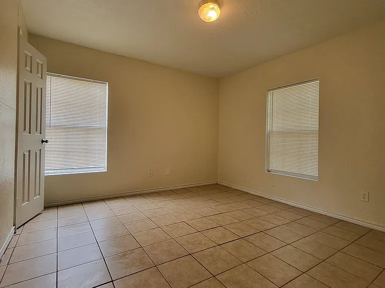 1613 Walton Walker Dr #B — Photo 6