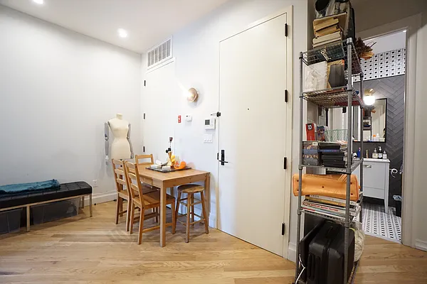 Rented by Rennit Inc. | media 35