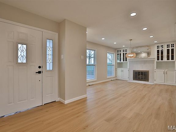 2nd image of 29 Coachlight Dr