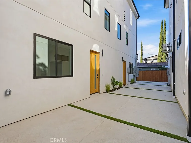 13602 Burbank Blvd — Photo 3