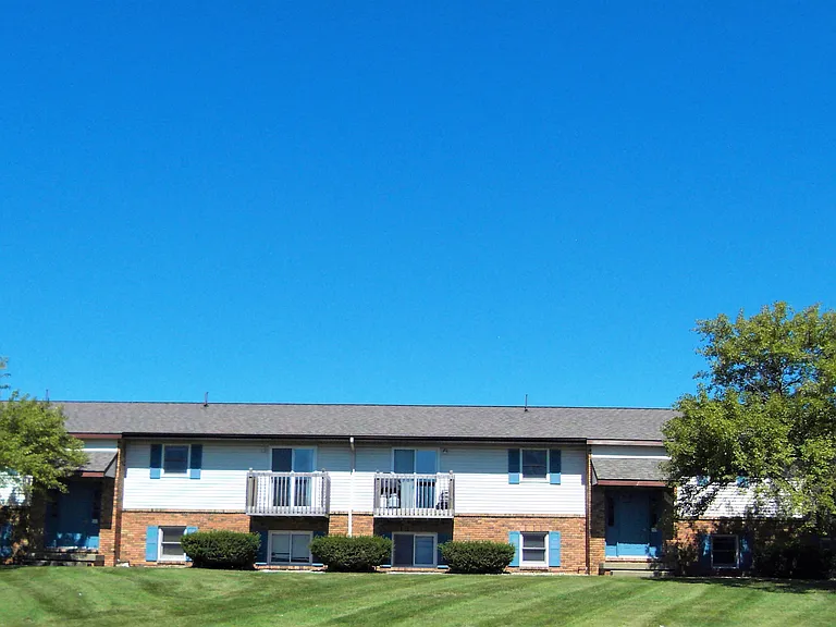 102 Kenwood Ct — Photo 1