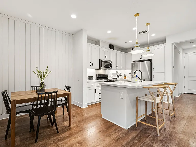 1304 Bloom Ln — Photo 6
